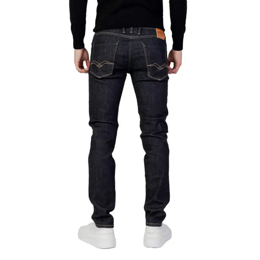 Jean slim en denim bleu indigo foncé Replay pour homme, avec surpiqûres blanches et empiècement en cuir marron à l'arrière de la ceinture.