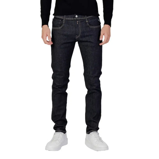 Jean slim bleu indigo foncé pour homme, coupe Replay, avec surpiqûres blanches et fermeture éclair et bouton.