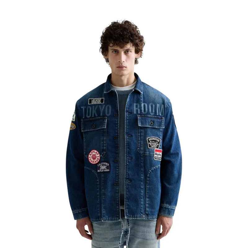 Blazer en denim pour homme Replay, en coton bleu, orné de plusieurs écussons et d'un texte brodé sur le devant.