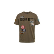 T-shirt Replay pour homme en coton vert, coupe décontractée, orné d'un motif audacieux Tokyo Room et d'écussons brodés colorés.