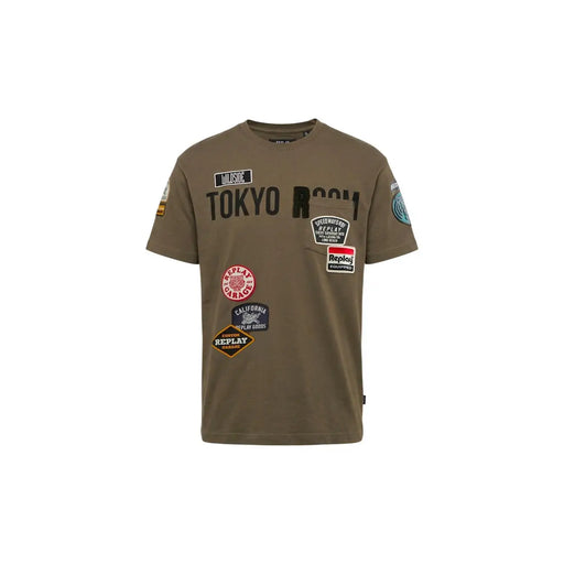 T-shirt Replay pour homme en coton vert, coupe décontractée, orné d'un motif audacieux Tokyo Room et d'écussons brodés colorés.