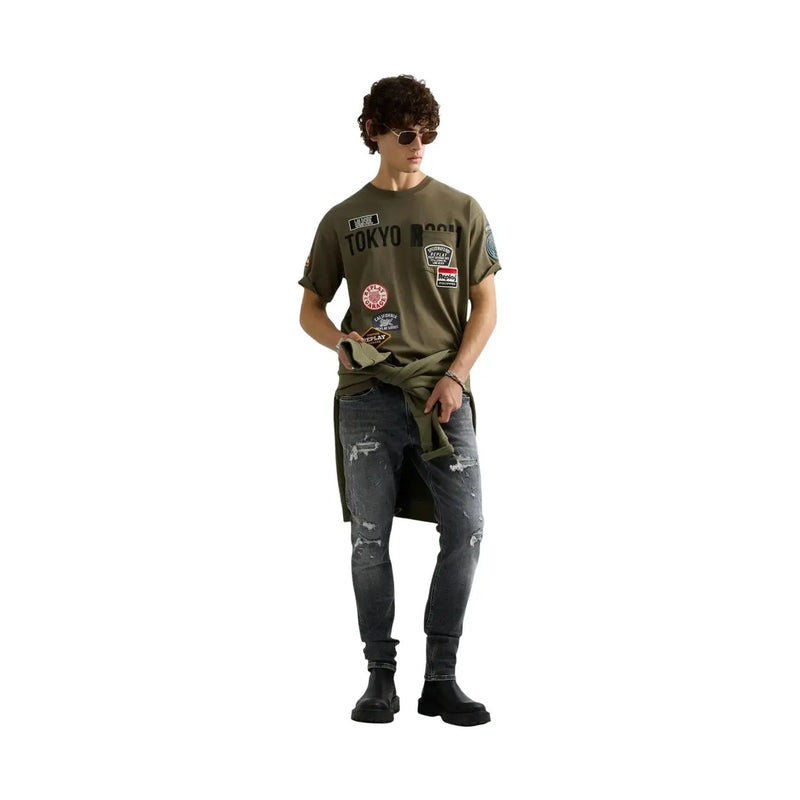 T-shirt homme Replay en coton vert olive, coupe décontractée, manches courtes et écusson Tokyo sur la poitrine.