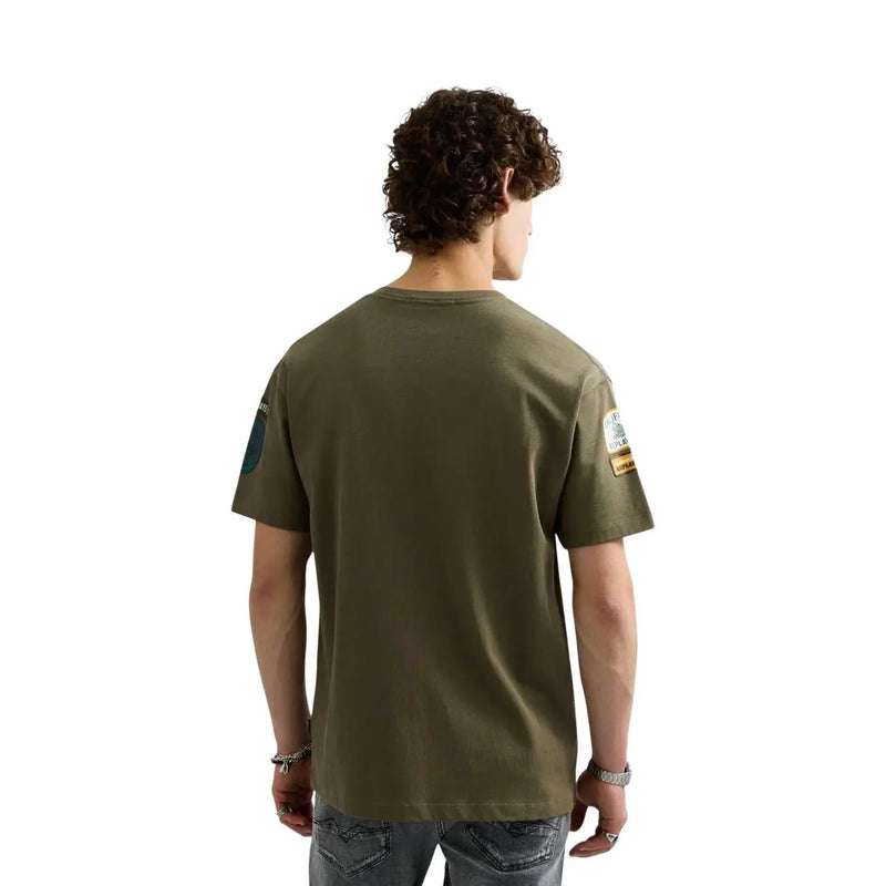 T-shirt Replay pour homme, vert coton, coupe décontractée, manches courtes vert olive et détails patchs sur chaque manche.