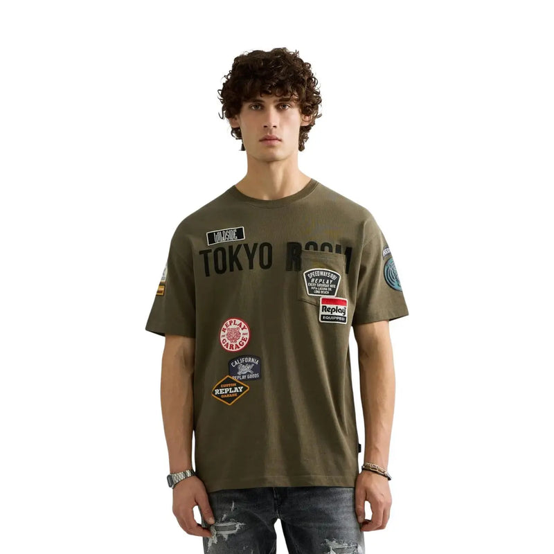 T-shirt Replay pour homme en coton vert, coupe décontractée, coloris vert olive, imprimé audacieux « Tokyo Room » et écussons brodés.