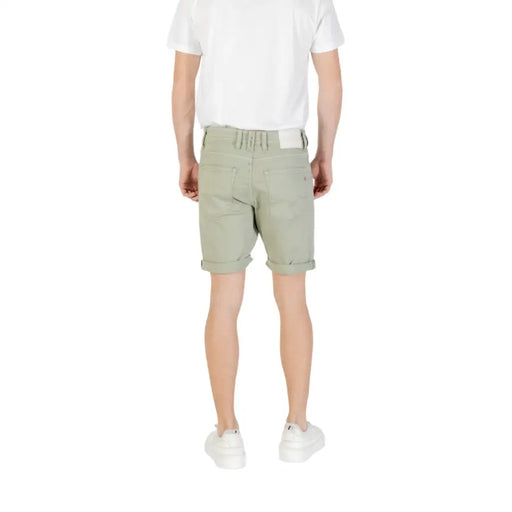 Light green chino shorts with rolled hem and elastic waistband, suitable for casual wear.