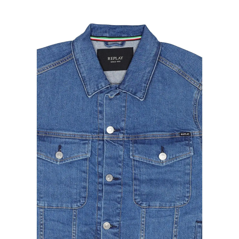 Veste homme Replay en denim bleu avec boutons argentés, étiquette noire de la marque, col rond et poches avant