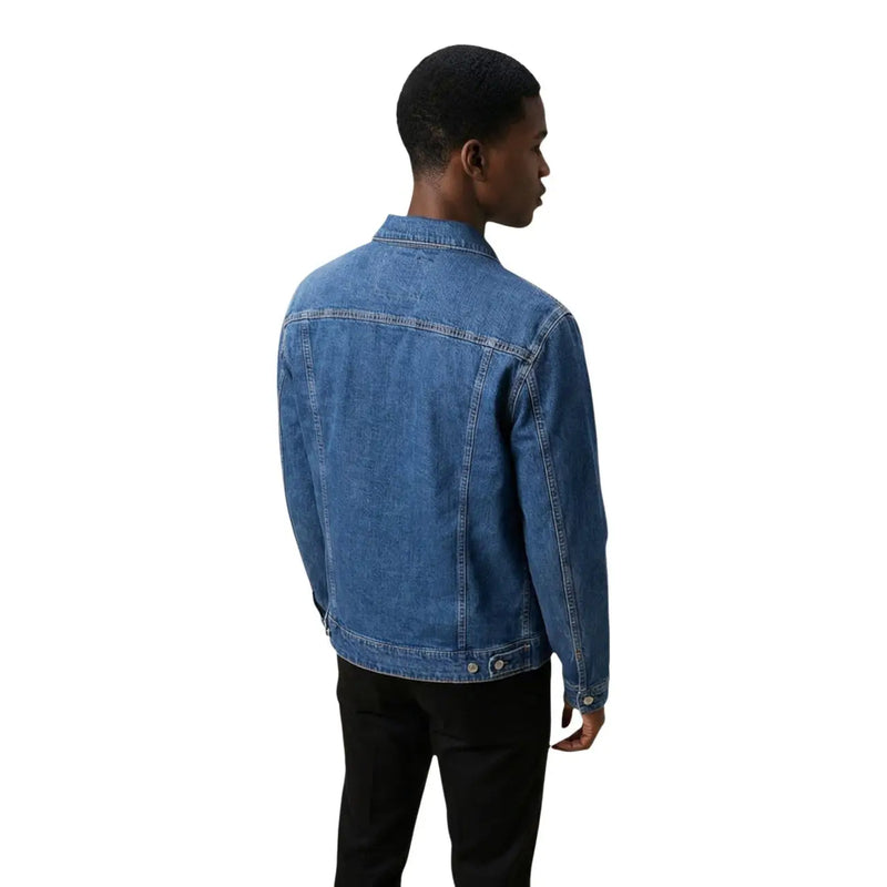 Veste homme Replay en denim bleu classique délavé moyen, col rond, poches avant, surpiqûres classiques et poignets boutonnés.