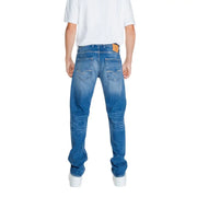 Vue arrière du jean homme Replay bleu uni à fermeture éclair MA972P, délavage délavé, effet moustaches, poches classiques et empiècement en cuir