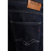Jean homme bleu foncé Replay avec étiquette de marque en cuir marron et surpiqûres blanches en zigzag sur la poche arrière, printemps-été