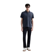 Jean Replay homme bleu à fermeture éclair et boutons m1008j 000 printemps-été, présenté avec un polo bleu foncé à manches courtes et logo rouge