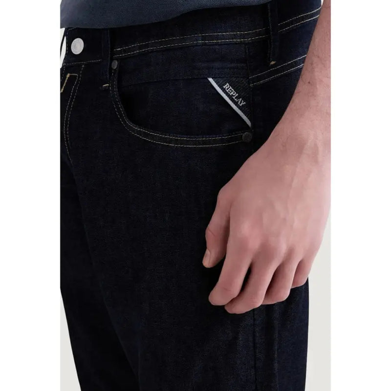 Jean homme Replay en denim bleu foncé, dos avec surpiqûres blanches et étiquette de la marque sur la poche arrière