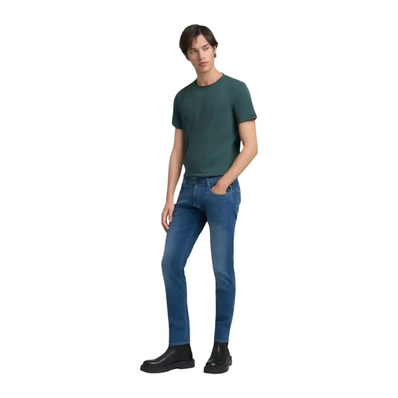 T-shirt vert foncé à manches courtes et col rond t-shirt Associé au jean homme Replay bleu à fermeture éclair et boutons M914 coupe slim printemps-été