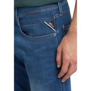 Jean homme Replay bleu slim fit, coupe ajustée, délavage subtil et étiquette triangulaire de la marque sur la poche, printemps-été.