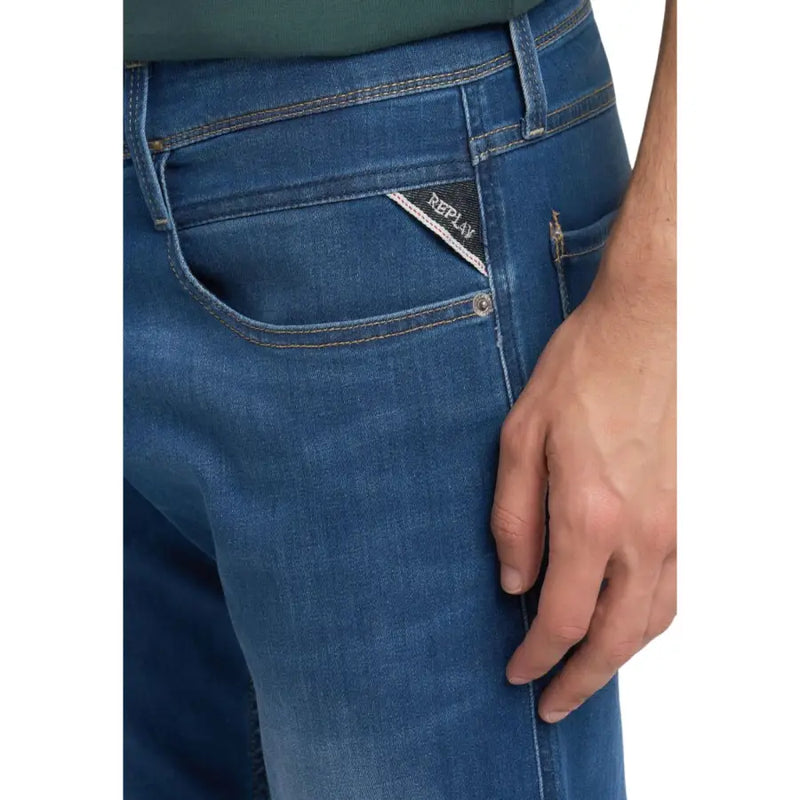 Jean homme Replay bleu slim fit, coupe ajustée, délavage subtil et étiquette triangulaire de la marque sur la poche, printemps-été.