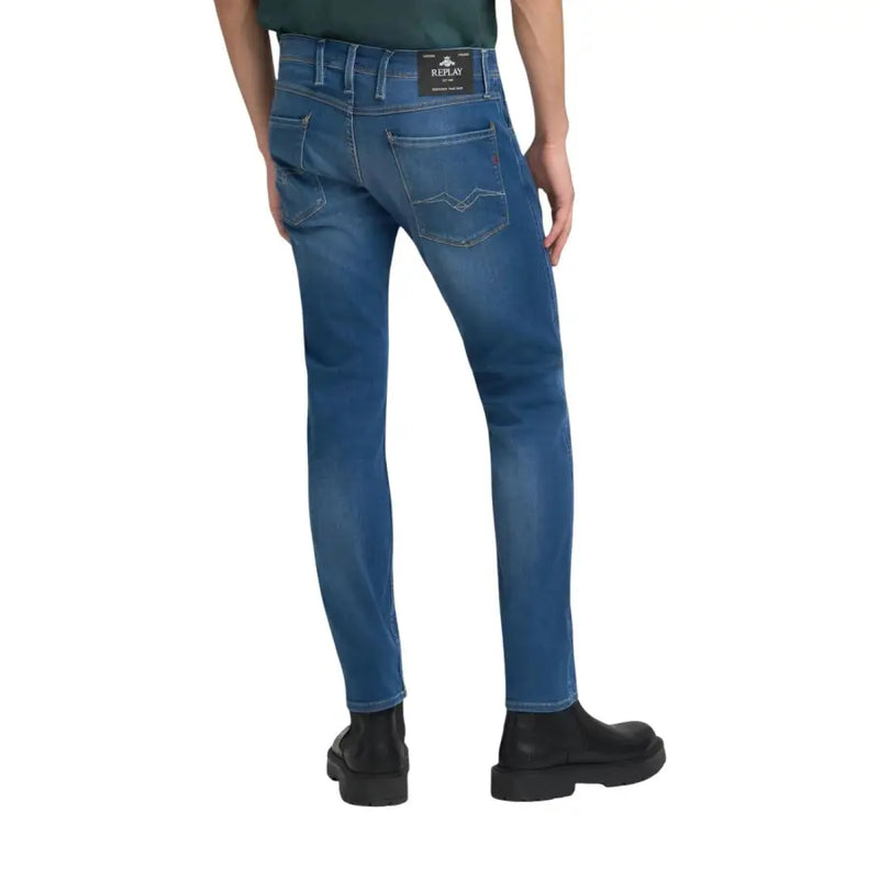 Jean slim bleu pour homme, coupe classique, avec délavage subtil et étiquette de la marque sur la ceinture.