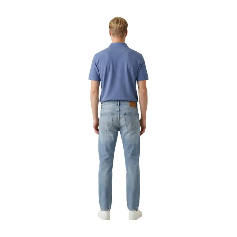 Jean Replay pour homme, bleu clair, coupe slim classique, en coton stretch, cinq poches et étiquette de marque en cuir marron.