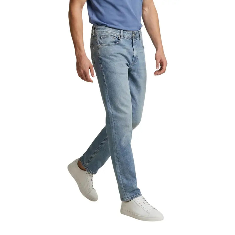 Jean Replay pour homme, bleu clair, coupe slim classique, en coton stretch, denim délavé clair et jambes droites à cinq poches.