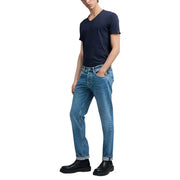 Un jean Replay classique en denim bleu pour homme, coupe droite, ourlets roulés et poches zippées bleu clair.