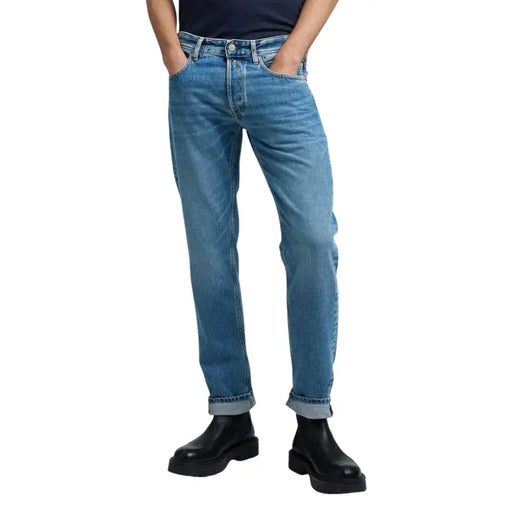 Jean Replay pour homme, en denim bleu clair, coupe droite classique, ourlets roulés et poches zippées.