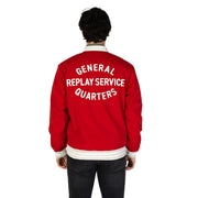 Blazer rouge classique pour homme Replay, poches zippées, style bomber rouge avec lettrage et finitions blancs.