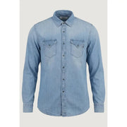 Chemise homme Replay en denim bleu clair, à boutons, avec deux poches poitrine et col classique.