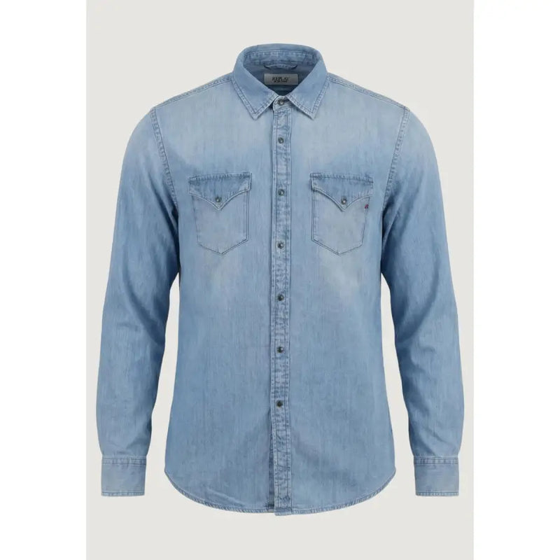 Chemise homme Replay en denim bleu clair, à boutons, avec deux poches poitrine et col classique.