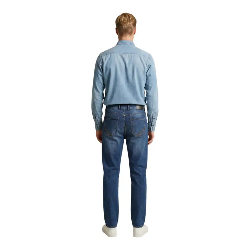 Chemise homme Replay associée à un jean bleu en denim à coupe droite classique et détails délavés subtils