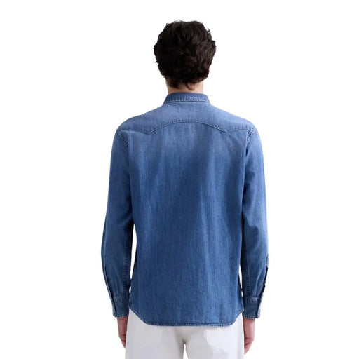 Chemise homme Replay en denim bleu à manches longues, col classique et poignets boutonnés, conçue pour un style décontracté.