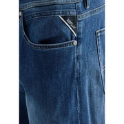 Jean droit pour homme Replay en denim de coton stretch bleu foncé, légèrement délavé, avec étiquette de marque sur la poche arrière.