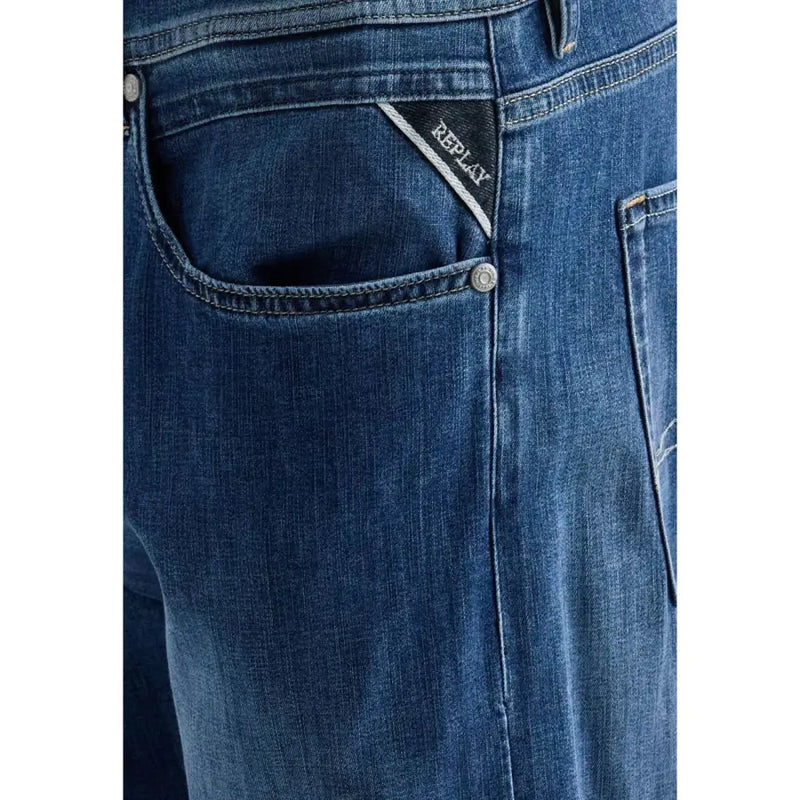 Jean droit pour homme Replay en denim de coton stretch bleu foncé, légèrement délavé, avec étiquette de marque sur la poche arrière.