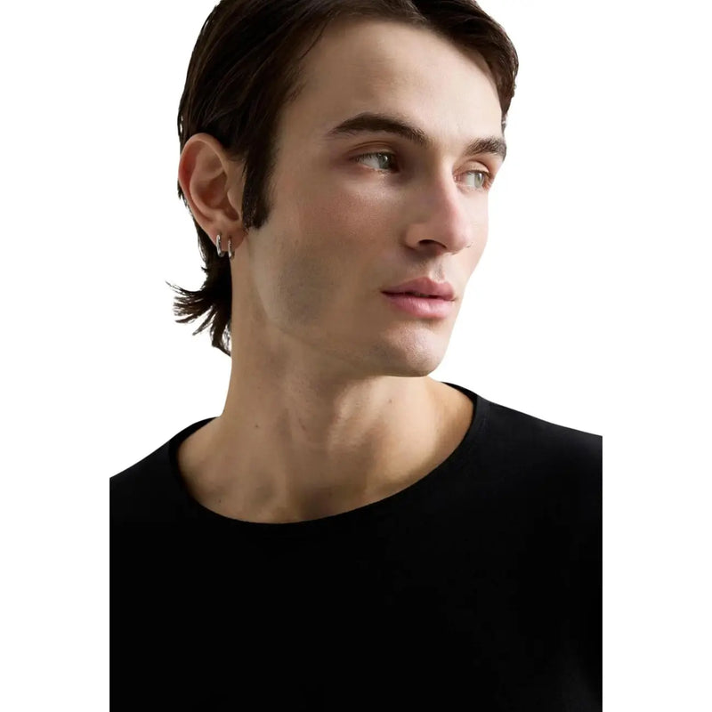 T-shirt à manches longues en coton noir pour homme Replay, col rond, arborant un design classique et décontracté de couleur noire.