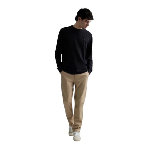 Pull Replay pour homme, en coton gaufré noir à manches longues et col rond, avec logo brodé discret sur la poitrine gauche.