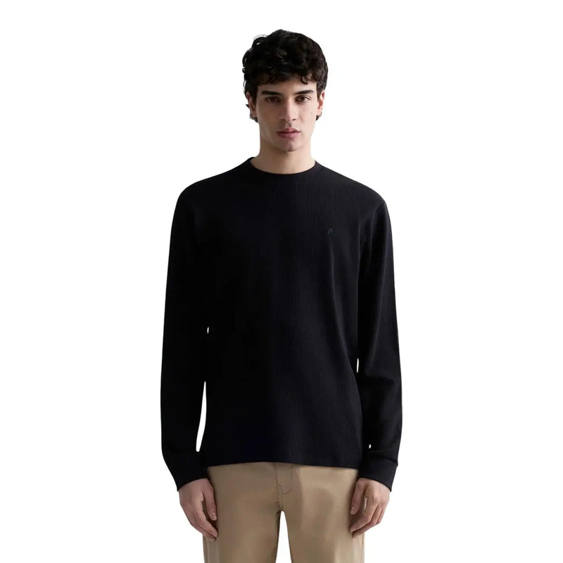 Pull Replay pour homme en coton gaufré noir à manches longues et col rond, avec logo brodé discret sur la poitrine gauche.
