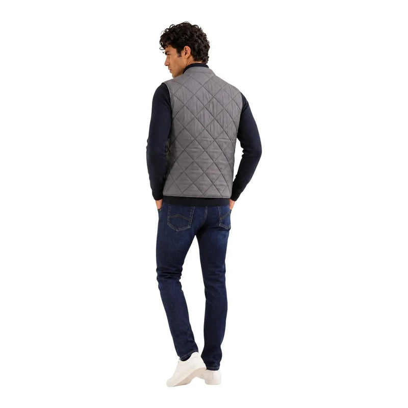 Doudoune sans manches Replay pour homme, grise à motif losanges matelassés, portée sur une chemise foncée à manches longues par le mannequin.