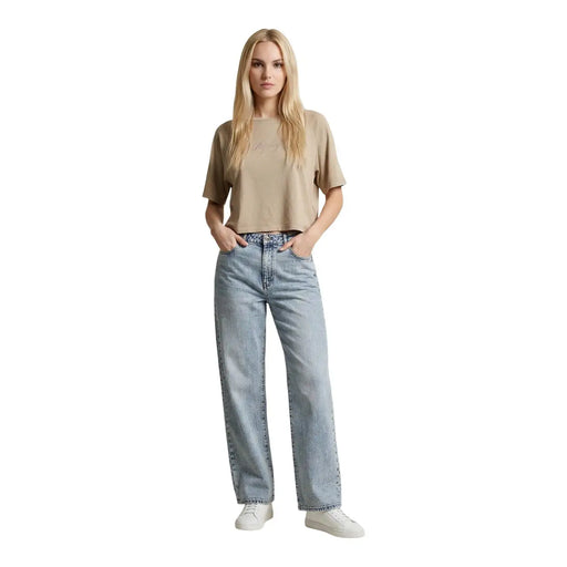 Jean en denim clair à coupe droite et coutures classiques, associé à un t-shirt court beige en coton à col rond pour femme de la marque Replay.