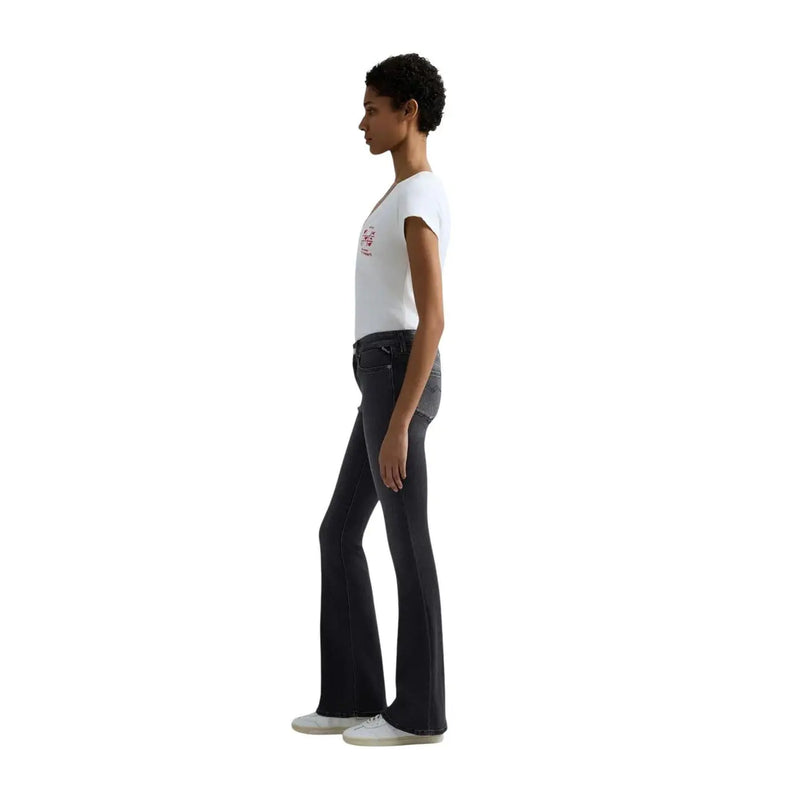 Jean évasé en denim noir délavé foncé pour femme, avec poches zippées apparentes sur le devant, idéal pour le printemps.