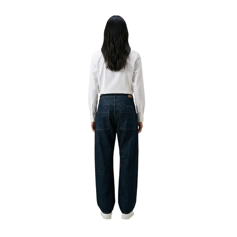 Jean Replay pour femme en denim bleu, coupe droite, en coton indigo foncé, jambes larges et décontractées, avec surpiqûres apparentes.