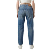 Jean Replay pour femme en denim bleu, coupe droite taille haute classique et étiquette en cuir marron à la ceinture.
