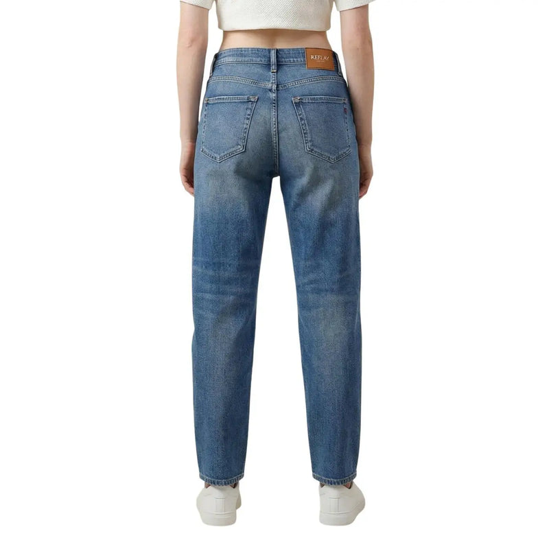 Jean Replay pour femme en denim bleu, coupe droite taille haute classique et étiquette en cuir marron à la ceinture.