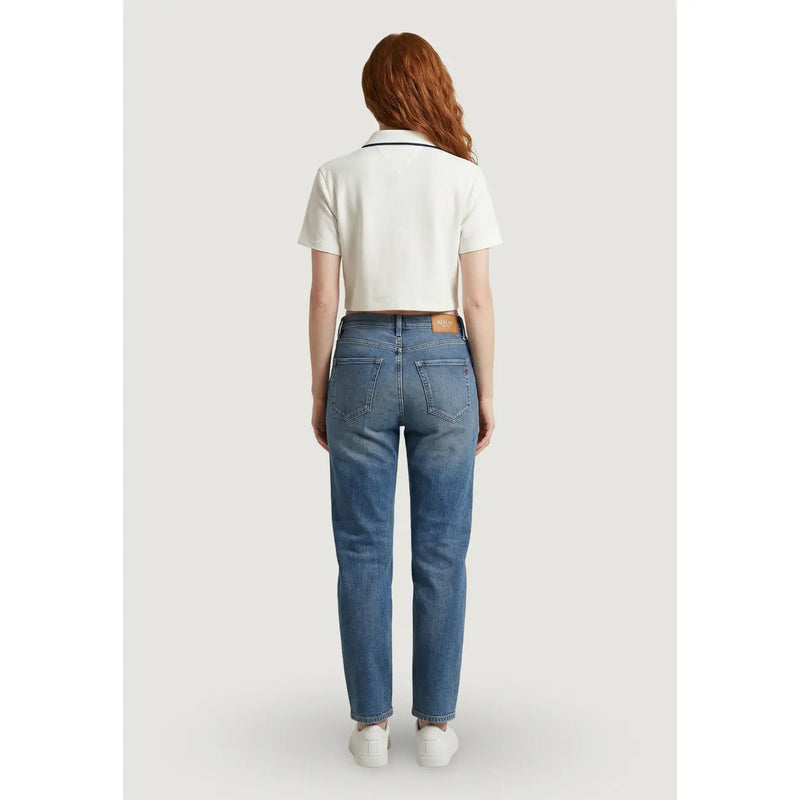Jean Replay pour femme en denim bleu, coupe droite classique et étiquette de marque en cuir marron à la taille (vue de dos)