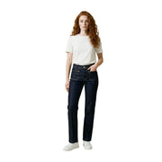 Jean Replay pour femme en denim bleu foncé, coupe droite, détails métalliques dorés et poches avant.