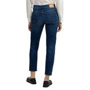 Jean Replay pour femme en denim bleu foncé, coupe droite, avec étiquette de marque en cuir marron à la taille et poches avant.