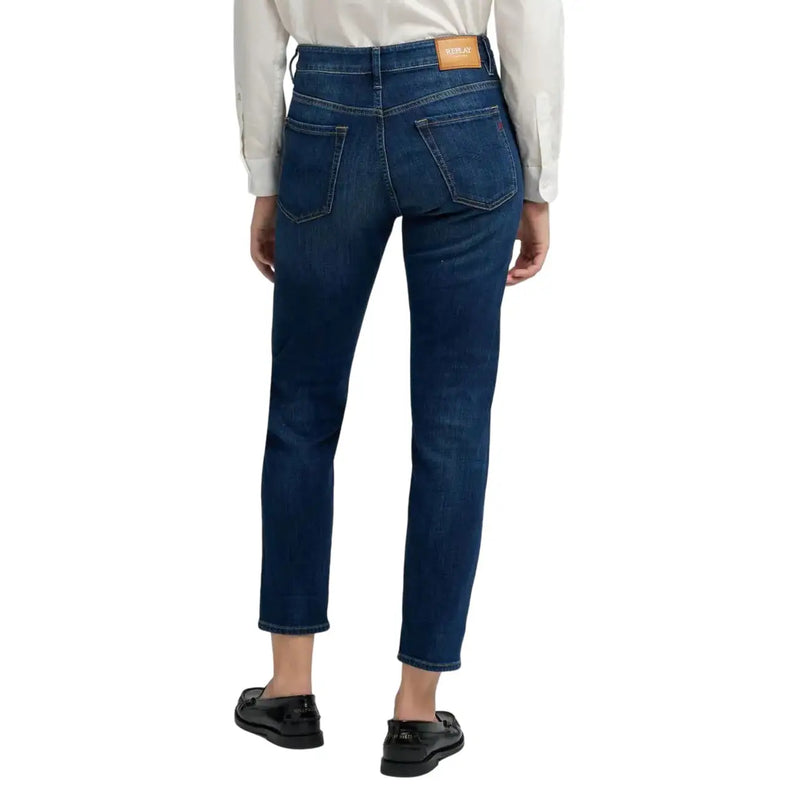 Jean Replay pour femme en denim bleu foncé, coupe droite, avec étiquette de marque en cuir marron à la taille et poches avant.