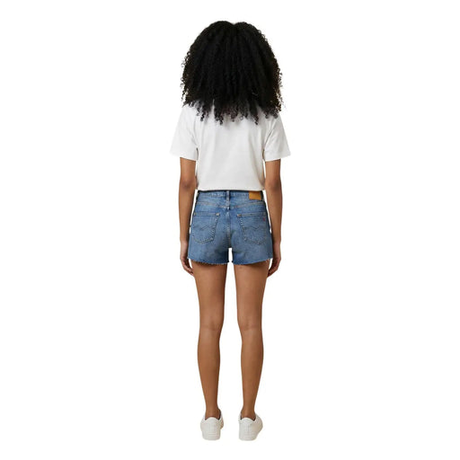 Short en jean bleu pour femme Replay, ourlet effiloché et poches arrière classiques, vu de dos, pour un look décontracté