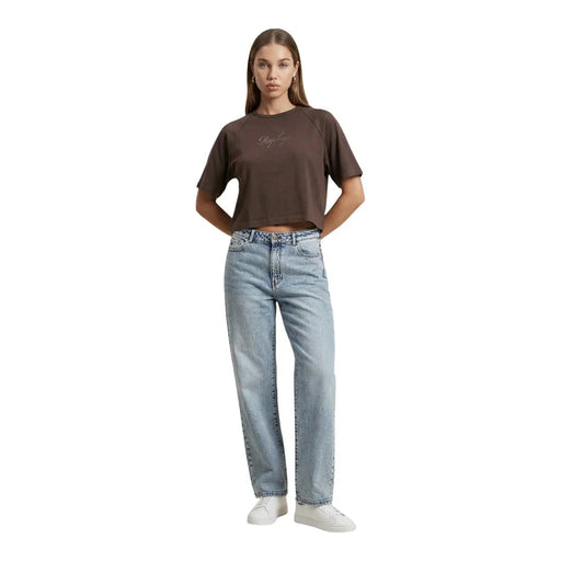 T-shirt Replay pour femme, marron, à col rond et manches courtes, orné d'un logo discret en lettres dorées sur la poitrine.
