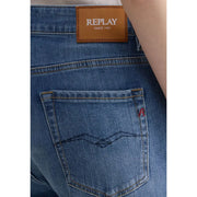 Jean slim en coton bleu pour femme Replay, avec étiquette de marque en cuir marron et logo brodé rouge sur la poche.