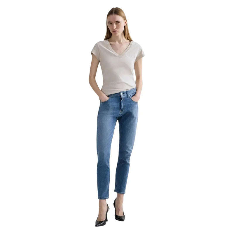 Un jean slim en coton bleu pour femme, de la marque Replay, avec une coupe droite et un ourlet court, dans un style denim classique.