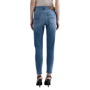 Vue arrière d'un jean slim pour femme Replay en coton bleu clair délavé, avec un délavage subtil et une étiquette de marque sur la ceinture.
