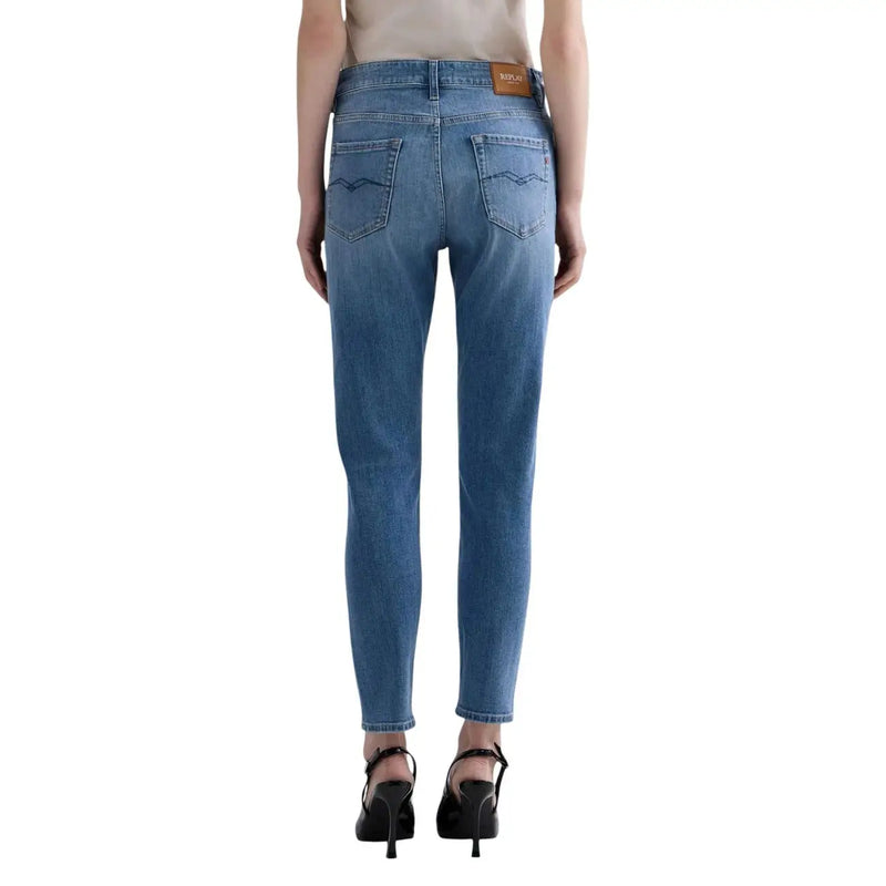 Vue arrière d'un jean slim pour femme Replay en coton bleu clair délavé, avec un délavage subtil et une étiquette de marque sur la ceinture.