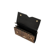 Portefeuille femme Replay marron léopard avec bandoulière, extérieur imprimé léopard, intérieur noir et finitions dorées.